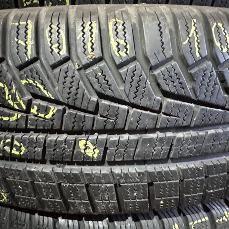 Hankook W330 215/70 R16